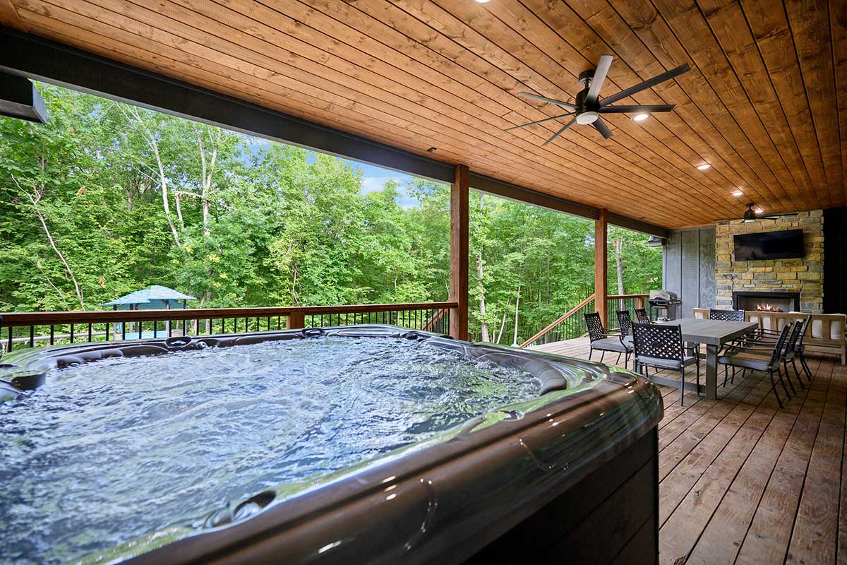 Hot tub on the deck of a cabin in Hochatown, Oklahoma Hot tub on the deck of a cabin in Hochatown, Oklahoma